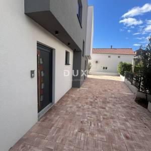 ŠIBENIK, VODICE – Ekskluzivni troetažni stan u blizini plaže sa spektakularnim pogledom na more