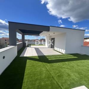 ŠIBENIK, VODICE – Ekskluzivni troetažni stan u blizini plaže sa spektakularnim pogledom na more