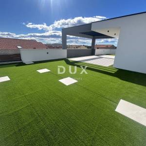 ŠIBENIK, VODICE – Ekskluzivni troetažni stan u blizini plaže sa spektakularnim pogledom na more