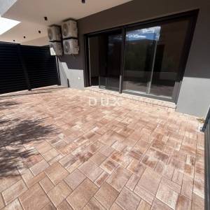 ŠIBENIK, VODICE – Ekskluzivni troetažni stan u blizini plaže sa spektakularnim pogledom na more