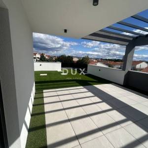 ŠIBENIK, VODICE – Ekskluzivni troetažni stan u blizini plaže sa spektakularnim pogledom na more