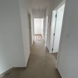 ŠIBENIK, VODICE – Ekskluzivni troetažni stan u blizini plaže sa spektakularnim pogledom na more