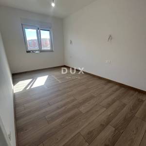 ŠIBENIK, VODICE – Ekskluzivni troetažni stan u blizini plaže sa spektakularnim pogledom na more