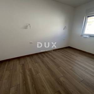 ŠIBENIK, VODICE – Ekskluzivni troetažni stan u blizini plaže sa spektakularnim pogledom na more