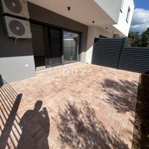 ŠIBENIK, VODICE – Ekskluzivni troetažni stan u blizini plaže sa spektakularnim pogledom na more