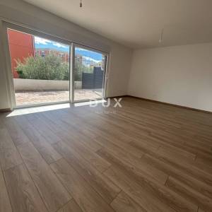 ŠIBENIK, VODICE – Ekskluzivni troetažni stan u blizini plaže sa spektakularnim pogledom na more