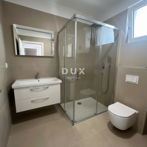 ŠIBENIK, VODICE – Ekskluzivni troetažni stan u blizini plaže sa spektakularnim pogledom na more