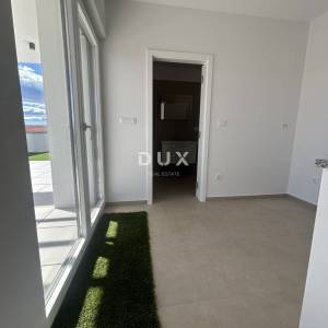 ŠIBENIK, VODICE – Ekskluzivni troetažni stan u blizini plaže sa spektakularnim pogledom na more