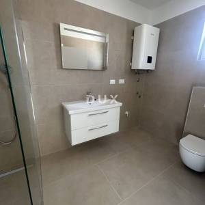 ŠIBENIK, VODICE – Ekskluzivni troetažni stan u blizini plaže sa spektakularnim pogledom na more