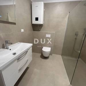 ŠIBENIK, VODICE – Ekskluzivni troetažni stan u blizini plaže sa spektakularnim pogledom na more