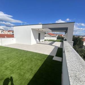 ŠIBENIK, VODICE – Ekskluzivni troetažni stan u blizini plaže sa spektakularnim pogledom na more