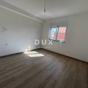 ŠIBENIK, VODICE – Ekskluzivni troetažni stan u blizini plaže sa spektakularnim pogledom na more