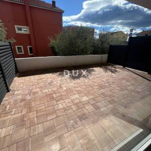 ŠIBENIK, VODICE – Ekskluzivni troetažni stan u blizini plaže sa spektakularnim pogledom na more