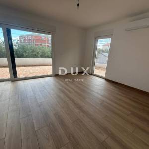 ŠIBENIK, VODICE – Luksuzni dvoetažni stan s okućnicom, 200 m od plaže