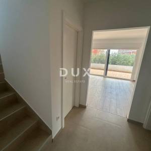 ŠIBENIK, VODICE – Luksuzni dvoetažni stan s okućnicom, 200 m od plaže