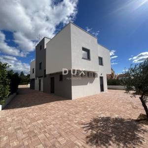 ŠIBENIK, VODICE – Luksuzni dvoetažni stan s okućnicom, 200 m od plaže