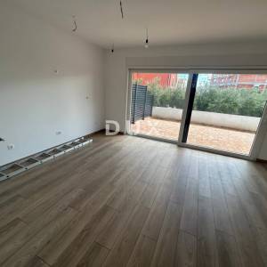 ŠIBENIK, VODICE – Luksuzni dvoetažni stan s okućnicom, 200 m od plaže