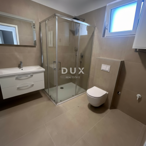 ŠIBENIK, VODICE – Luksuzni dvoetažni stan s okućnicom, 200 m od plaže