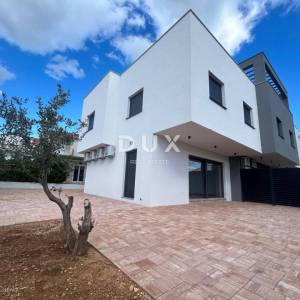 ŠIBENIK, VODICE – Luksuzni dvoetažni stan s okućnicom, 200 m od plaže