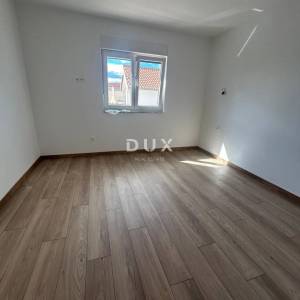 ŠIBENIK, VODICE – Luksuzni dvoetažni stan s okućnicom, 200 m od plaže