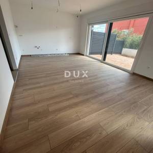 ŠIBENIK, VODICE – Luksuzni dvoetažni stan s okućnicom, 200 m od plaže