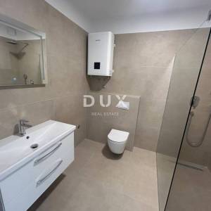 ŠIBENIK, VODICE – Luksuzni dvoetažni stan s okućnicom, 200 m od plaže