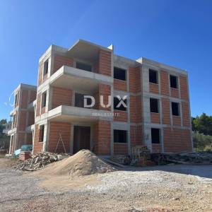 ŠIBENIK, VODICE – Stan u prizemlju novogradnje, s dvorištem na top lokaciji! PRILIKA!