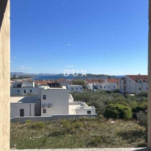 ŠIBENIK, VODICE – Stan u prizemlju novogradnje, s dvorištem na top lokaciji! PRILIKA!