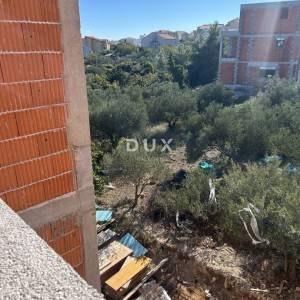 ŠIBENIK, VODICE – Stan u prizemlju s dvorištem u NOVOGRADNJI! PRILIKA!