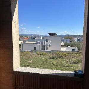 ŠIBENIK, VODICE – Trosoban stan u novogradnji s prelijepim pogledom na more!