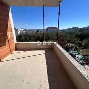 ŠIBENIK, VODICE – Trosoban stan u novogradnji s prelijepim pogledom na more!