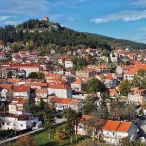 Sinj, centar, kuća sa 2 stana 180 m2, vrt 1360