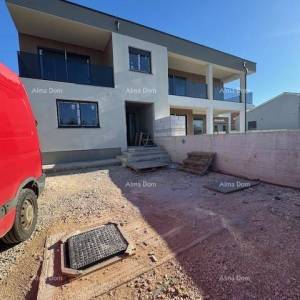 Šišan. Novoizgrađena kuća sa bazenom