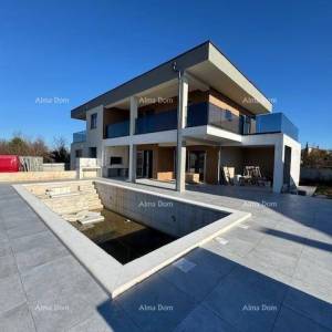 Šišan. Novoizgrađena kuća sa bazenom