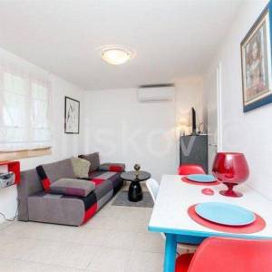 Šolta, Grohote-kuća s bazenom u centru