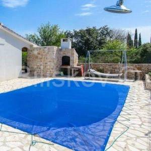 Šolta, Grohote-kuća s bazenom u centru