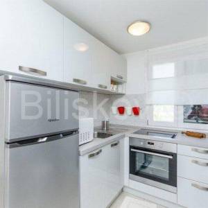 Šolta, Grohote-kuća s bazenom u centru