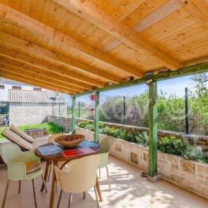 Šolta, Grohote-kuća s bazenom u centru