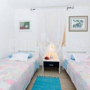 Šolta, Grohote-kuća s bazenom u centru