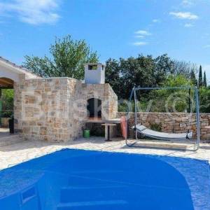 Šolta, Grohote-kuća s bazenom u centru