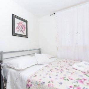 Šolta, Grohote-kuća s bazenom u centru