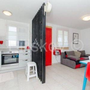 Šolta, Grohote-kuća s bazenom u centru