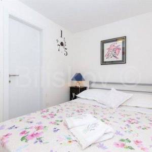 Šolta, Grohote-kuća s bazenom u centru