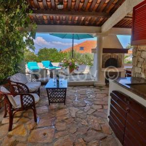 Šolta, samostojeća kuća 2.red od mora, parcela 1656 m2