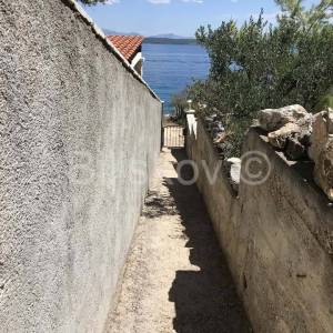Šolta, samostojeća kuća 2.red od mora, parcela 1656 m2