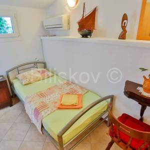 Šolta, samostojeća kuća 2.red od mora, parcela 1656 m2