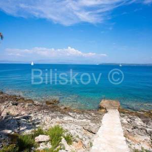 Šolta, samostojeća kuća 2.red od mora, parcela 1656 m2