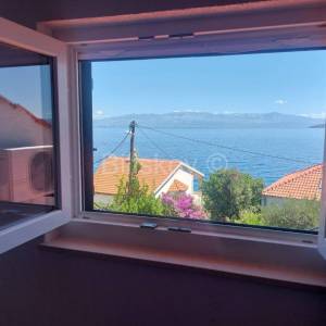 Šolta, samostojeća kuća 2.red od mora, parcela 1656 m2