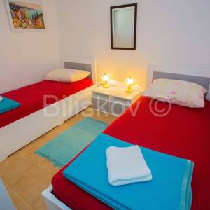 Šolta, samostojeća kuća 2.red od mora, parcela 1656 m2