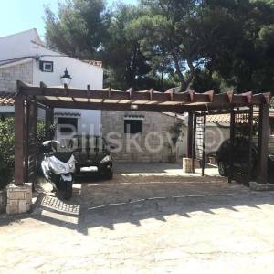 Šolta, samostojeća kuća 2.red od mora, parcela 1656 m2